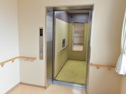 開いたエレベーターと廊下
