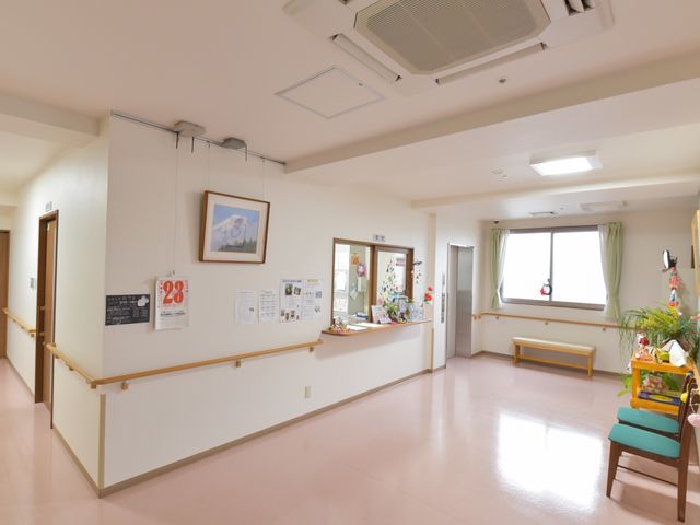 明るく広々としたロビーエリア 受付 掲示物のある暖かみのあるエントランスです。窓辺には季節の飾りがあり、訪れる方を優しく迎えます。