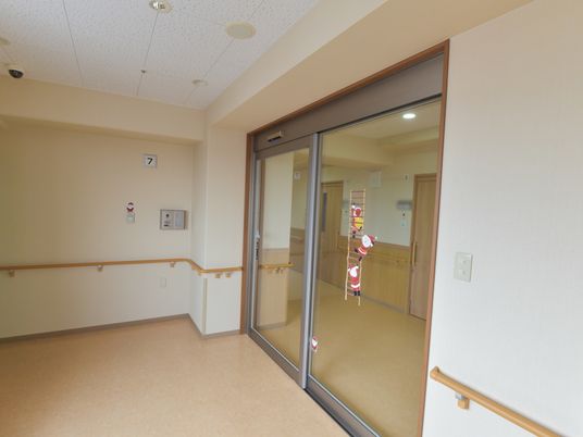 明るい廊下と自動ドア