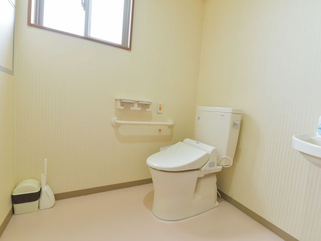 バリアフリートイレ トイレ 手すりがついた清潔感のあるトイレです。利用者の安全と利便性を考えた設計になっております。