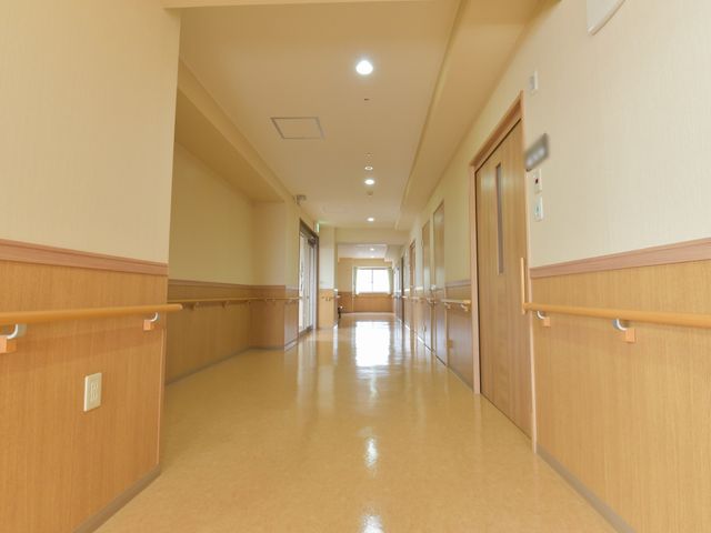 清潔な廊下 廊下 ゆったりとした廊下は、明るく清潔感があり、来訪者にも安心感を提供します。手すりも設けられており、移動の支援を行います。