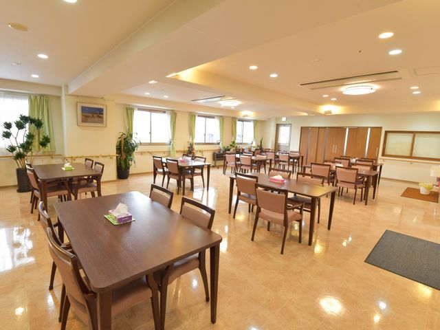 広々とした明るい食堂 食堂 広々としたダイニングで、明るく清潔感のある雰囲気が心地よい空間です。職員とのコミュニケーションも楽しめる場所として最適です。