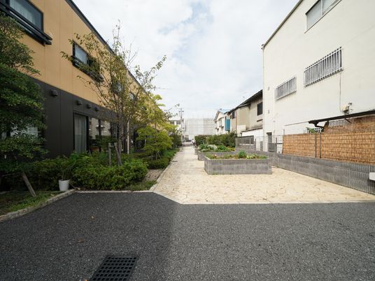 緑ある明るい中庭