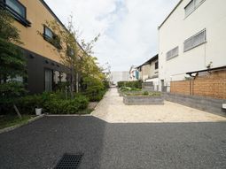 緑豊かな施設の中庭