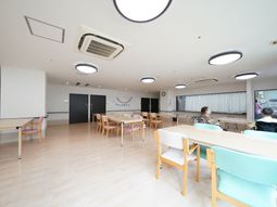 広々と明るい食堂