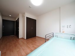 広々明るい居室の様子