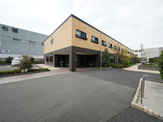施設の落ち着いた外観