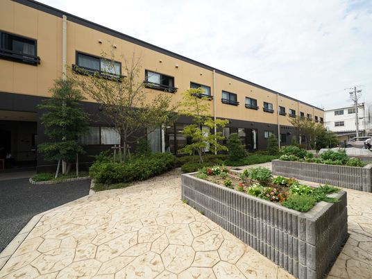 明るい外観の建物