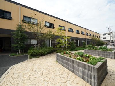 明るい外観の建物