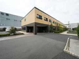 明るい色の建物エントランス