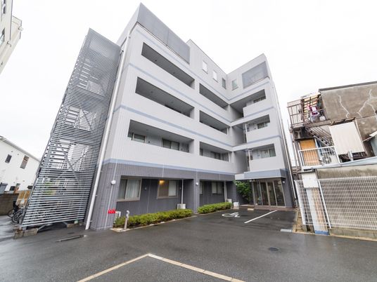 現代的な建物の外観