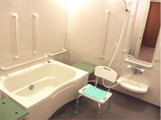 バリアフリー設計の浴室