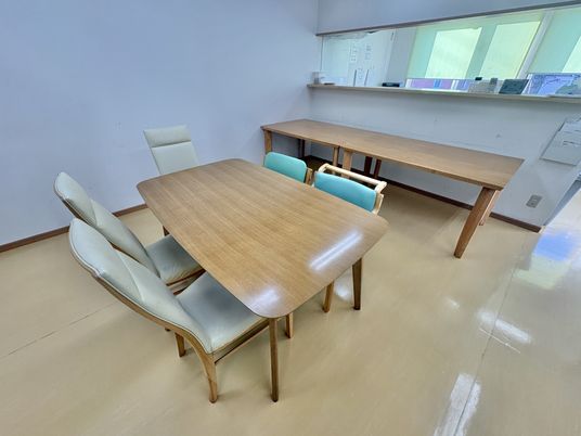 椅子が並ぶ部屋