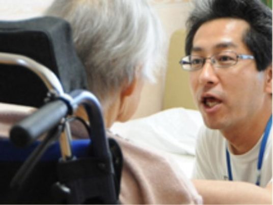 スタッフが利用者と話す様子
