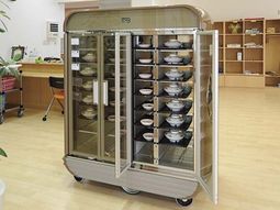 配膳カートと食堂スペース
