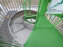 緑色の螺旋階段