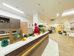 応接スペースのある明るいロビー