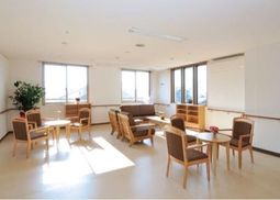 明るい空間の共用ラウンジ