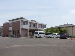 落ち着いた色合いの建物外観