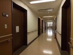 清潔感のある施設の廊下