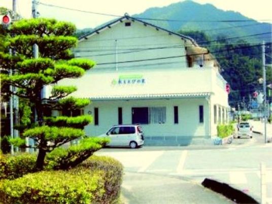 緑に囲まれた建物外観