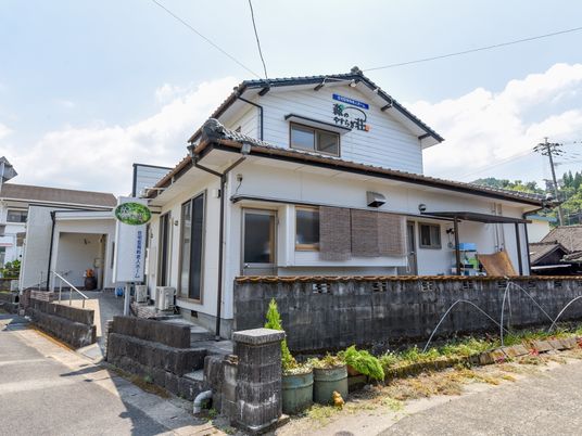 白い壁の一軒家外観