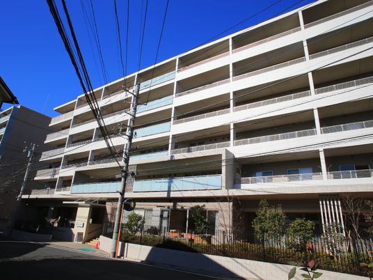 白い多階層建物と青空
