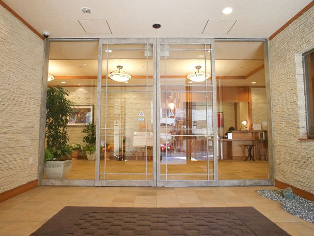 エントランスの開放的な風景 玄関 エントランスは明るく開放的な作りで、お出迎え時のぬくもりも感じられます。ゆったりとした空間が来訪者を安心させ、清潔感も醸し出しています。