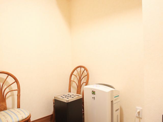快適な居室の角 喫煙コーナー 椅子と快適な設備の揃う居室です。職場でのサポートが必要な生活空間をご確認いただけます。