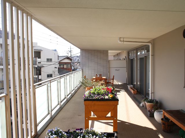 明るい庭付きのバルコニー 街中が一望できるベランダ 陽当りの良いバルコニーでは、きれいな花々が植えられ、心地よい休憩が楽しめる空間です。お仕事でこちらの空間を見渡しながら、日々の癒しを提供できます。