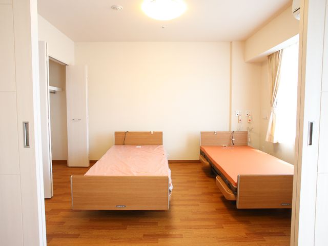 快適な居室の一例 明るく落着き感のある居室 ゆとりのある設計で安心して生活できる居室です。光が差し込む窓からは、穏やかな時間が流れています。