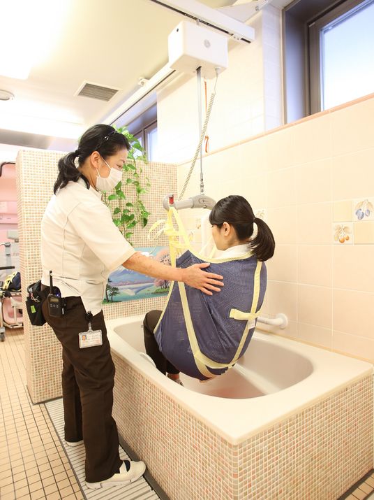 介助と入浴の様子
