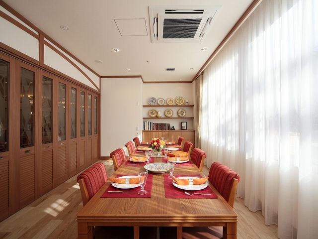日差しの入る明るい食堂 明るく落着き感のあるパーティールーム ゆとりある広さの食堂では、窓からの自然光がたっぷりと注ぎ込みます。柔らかな木のぬくもりと、外の景色を眺めながら、ゆったりとした食事の時間を過ごすことができます。