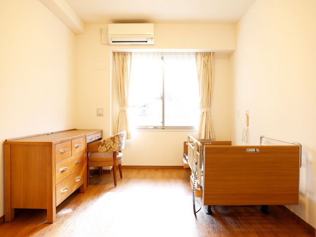 快適な居室 明るく落着き感のある居室 日差しが心地良い清潔な居室です。家具の配備も充実しており、穏やかな時間を過ごせる空間となっています。