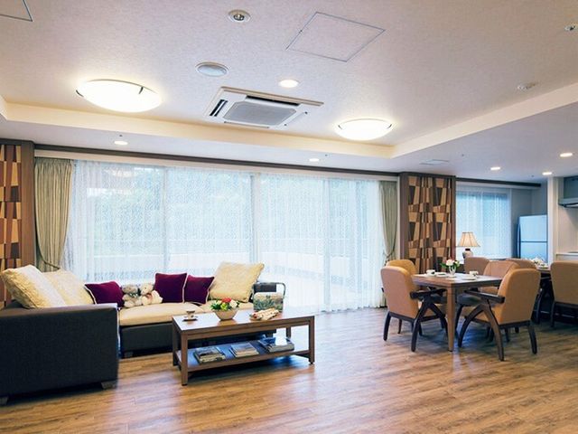 快適な共有ラウンジ モダンなリビングダイニング ゆったりとしたソファが配置された共有ラウンジです。日差しを感じながら、安らぎのひとときを過ごすことができます。