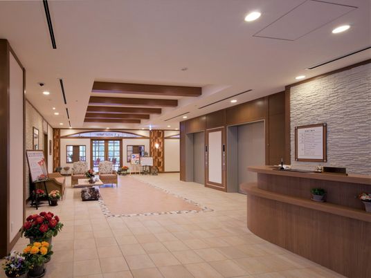 温かい色調のロビー