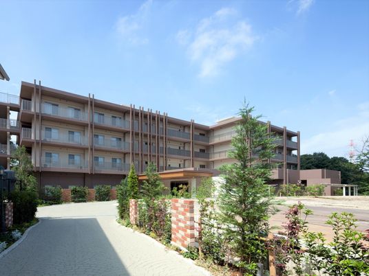 明るい外観の建物