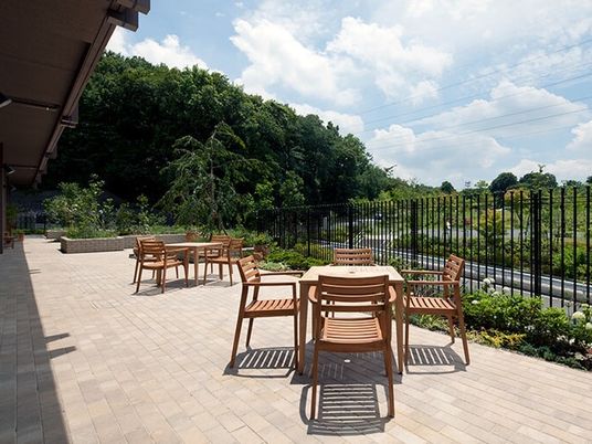 中庭の椅子とテーブル