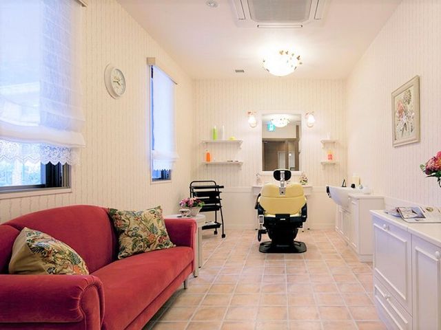 明るい理美容室の光景 ビューティーサロン 明るく清潔感のある休憩スペースが隣接する理美容室です。利用者の方々の快適な生活をサポートするための設備が整っています。