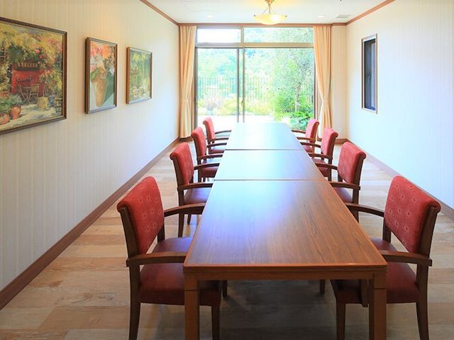 赤い椅子のあるダイニング パーティルーム 広々としたダイニングルームは、木の温もりを感じる空間で、ここで食事を通じたコミュニケーションを楽しめます。