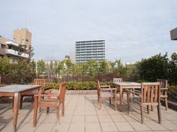庭のウッドテーブルと椅子