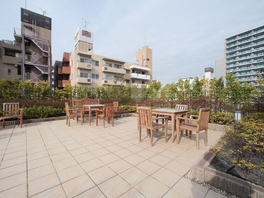 中庭の屋外テーブルと椅子