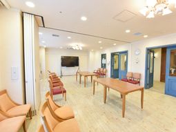 広々とした明るいラウンジ