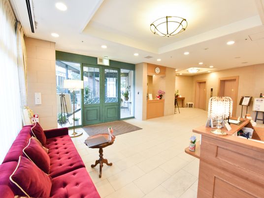 広々とした明るいエントランス