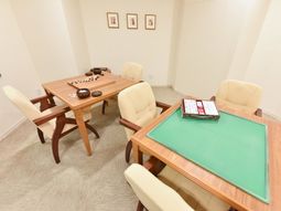 椅子とゲームのテーブル