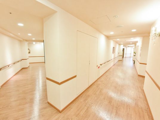 広くて明るい廊下