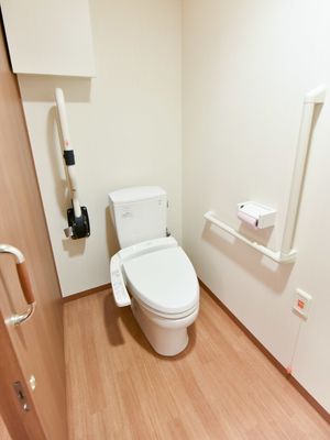 バリアフリー設計のトイレ