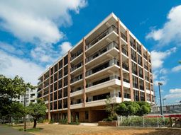 明るい建物の外観