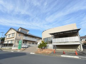 落ち着いた色合いの建物