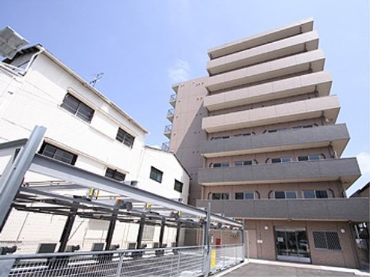 施設の写真 「リボーン尼崎弐番館」の外観。駐車スペース付きの8階建てのマンション外観。